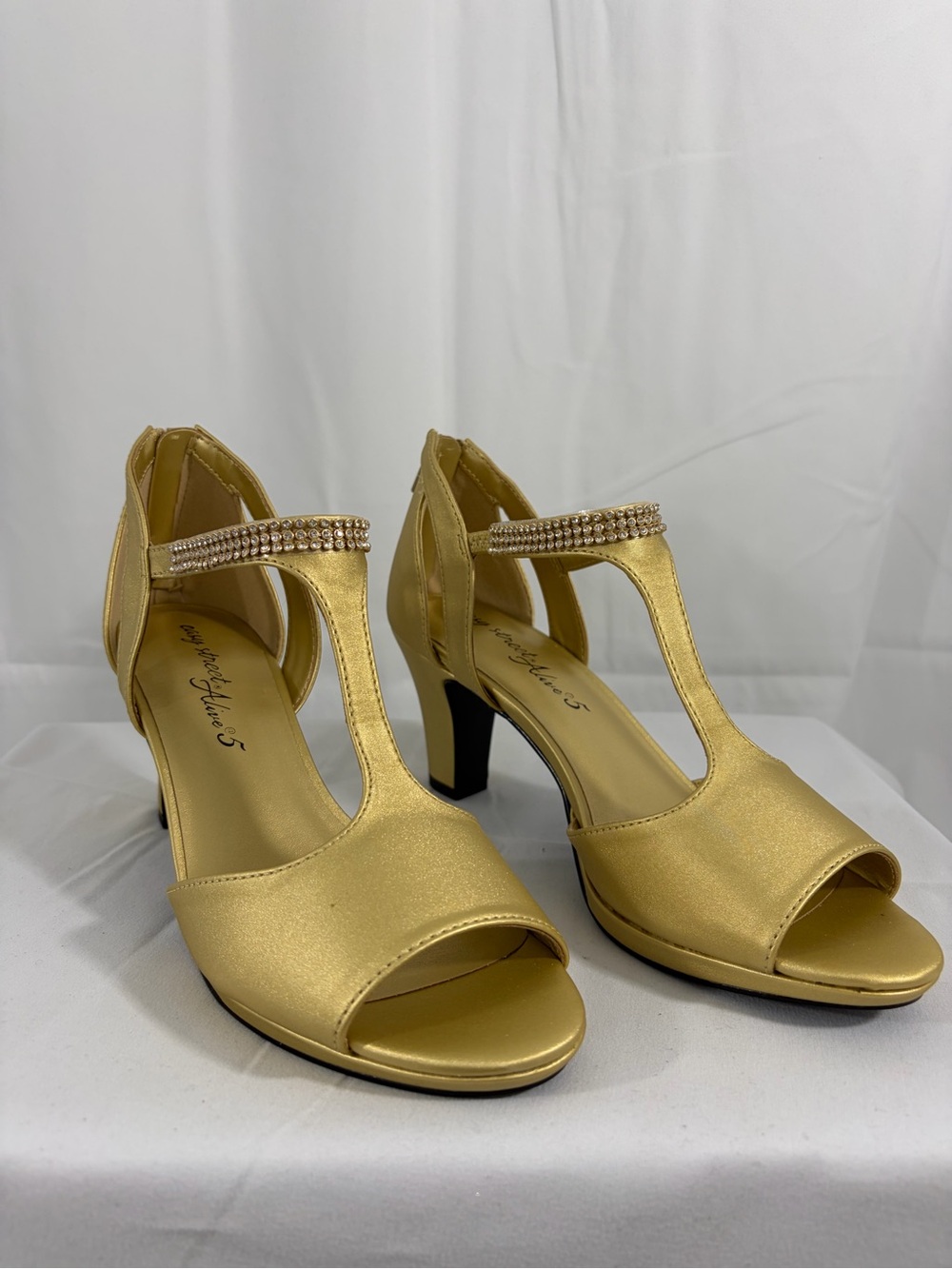 NWT Easy Street Women's Size 8W Gold T-Strap Dress Heels with Rhinestone Accent